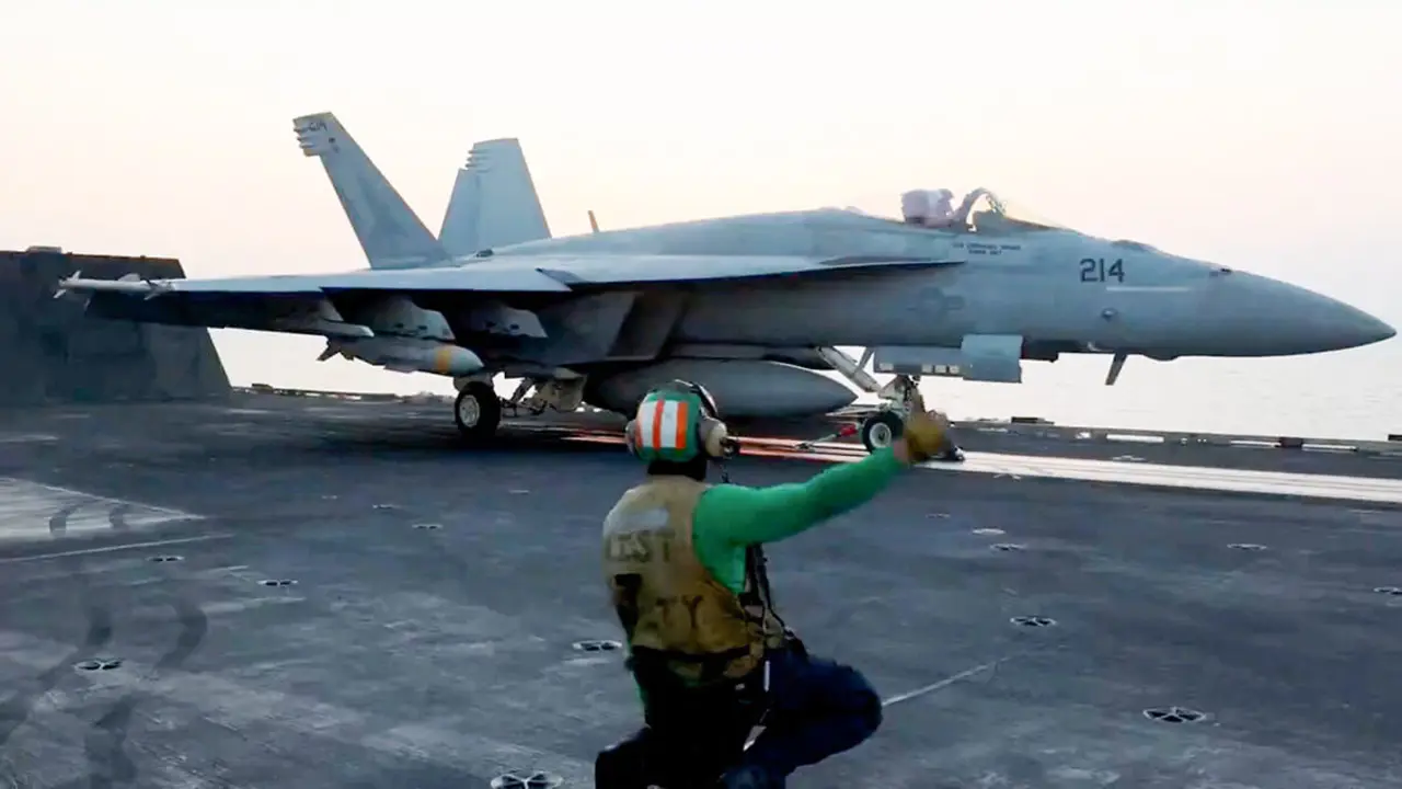 <p>Un avión de combate despega, supuestamente para una operación contra los hutíes yemeníes, desde un lugar no identificado en esta captura de pantalla tomada de un video publicado el 18 de marzo de 2025 - PHOTO/ CENTCOM de EE. UU. vía X vía REUTERS</p>
