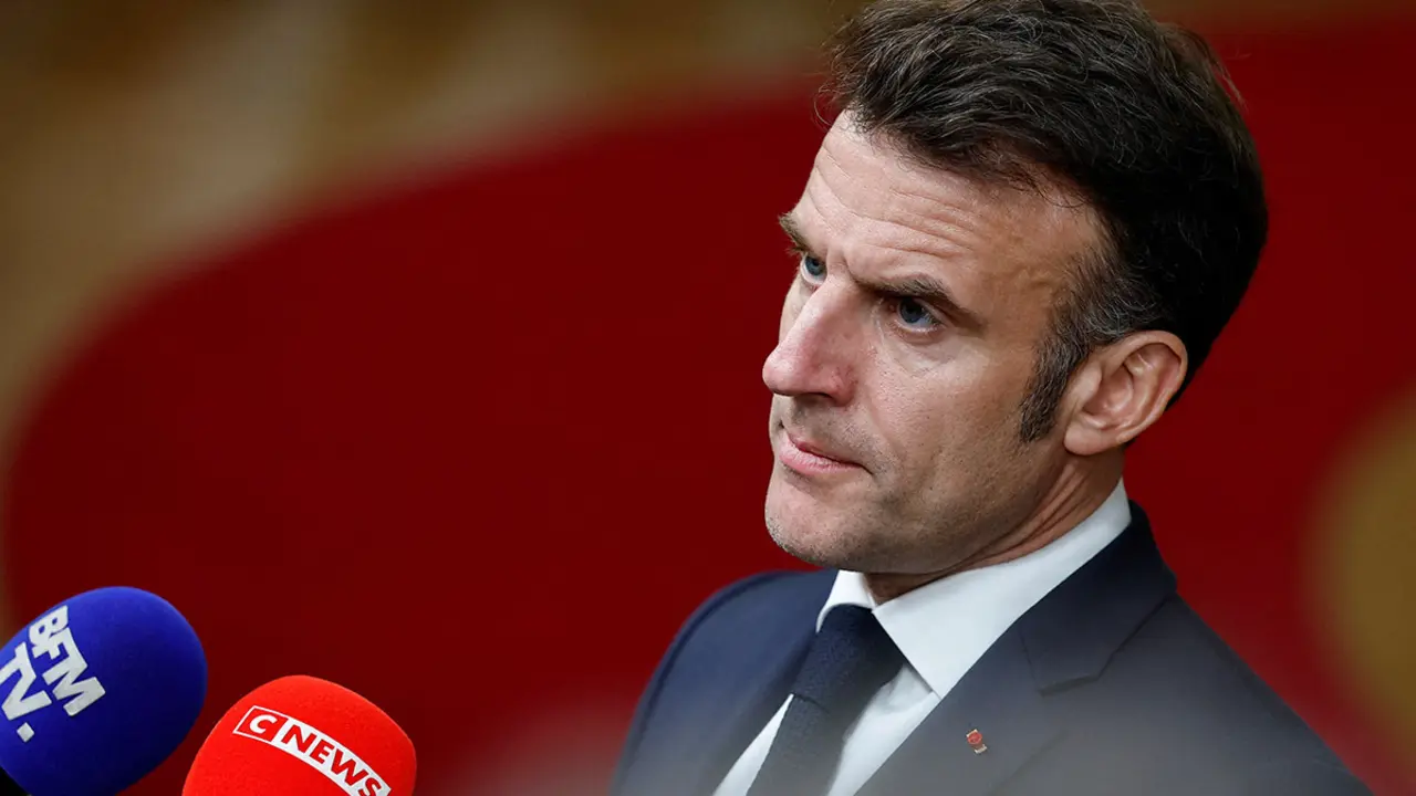 El presidente franc&eacute;s, Emmanuel Macron, habla con miembros de los medios de comunicaci&oacute;n el d&iacute;a de una cumbre de la Uni&oacute;n Europea en Bruselas, B&eacute;lgica, el 20 de marzo de 2025 - REUTERS/ STEPHANIE LECOCQ