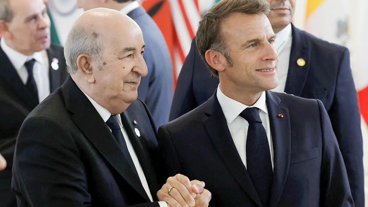 El presidente de Argelia, Abdelmadjid Tebboune, y el presidente francés, Emmanuel Macron, conversan antes de una sesión sobre Inteligencia Artificial (IA), Energía, África y el Mediterráneo en el segundo día de la cumbre del G7 en Borgo Egnazia, Italia, el 14 de junio de 2024 - REUTERS/ LOUISA GOULIAMAKI