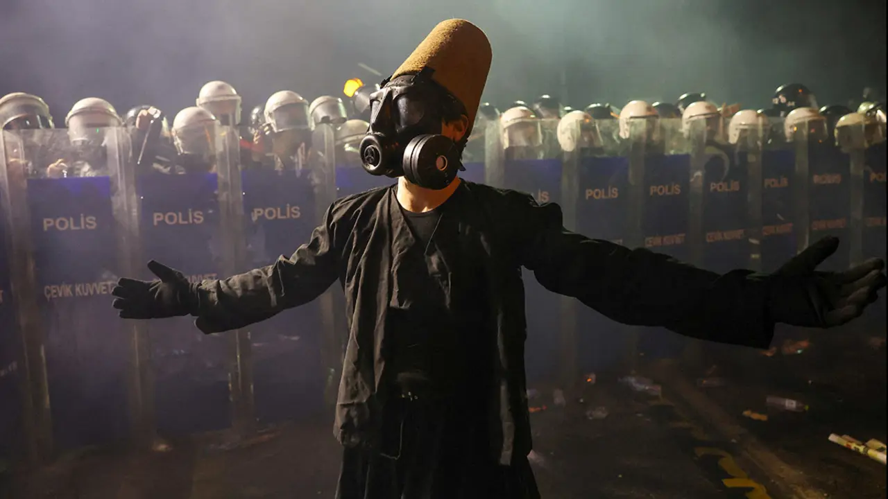 Un manifestante con ropas derviches y una máscara de gas durante una protesta contra el arresto del alcalde de Estambul, Ekrem Imamoglu - REUTERS/ MURAD SEZER
