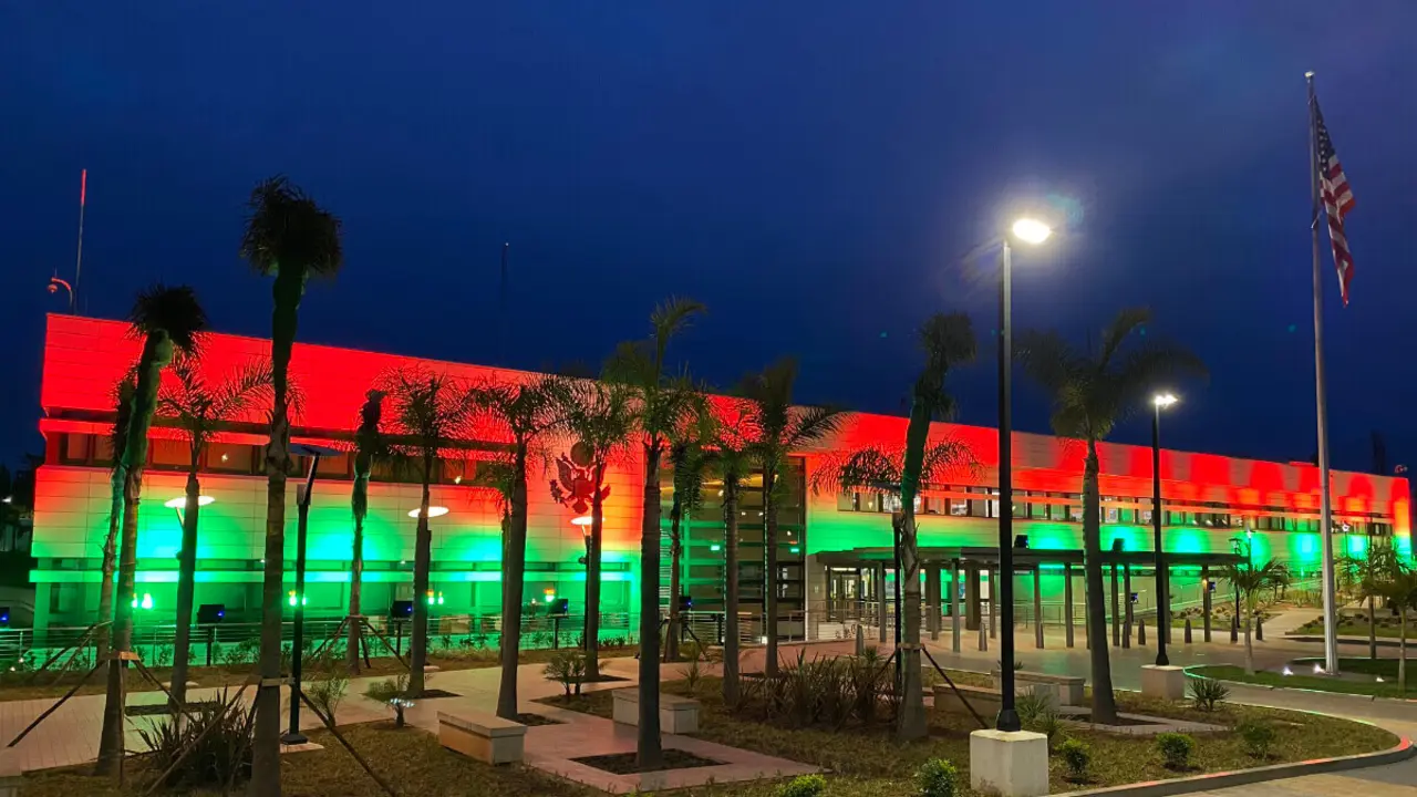 Embajada de Marruecos en Washington, Estados Unidos, iluminada con los colores de la bandera nacional por motivo del día nacional de Marruecos - PHOTO/@USEmbMorocco