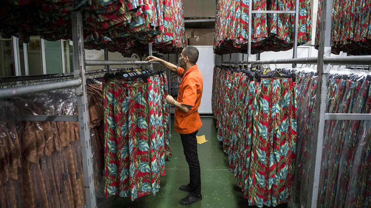 Empleados de Still Nuas Fashion trabajan en una f&aacute;brica textil en un parque industrial conectado a una zona franca en la ciudad marroqu&iacute; de T&aacute;nger - PHOTO/ ARCHIVO