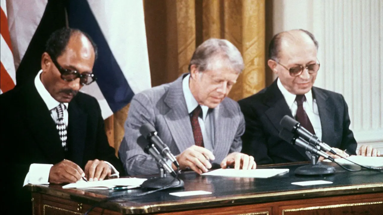<p>En esta foto de archivo, tomada el 17 de septiembre de 1978, el presidente egipcio Anwar El-Sadat (izq.), el primer ministro israelí Menachem Begin (der.) y el presidente estadounidense Jimmy Carter (centro) firman un acuerdo de paz en la Sala Este de la Casa Blanca - PHOTO/ARCHIVO&nbsp;</p>
