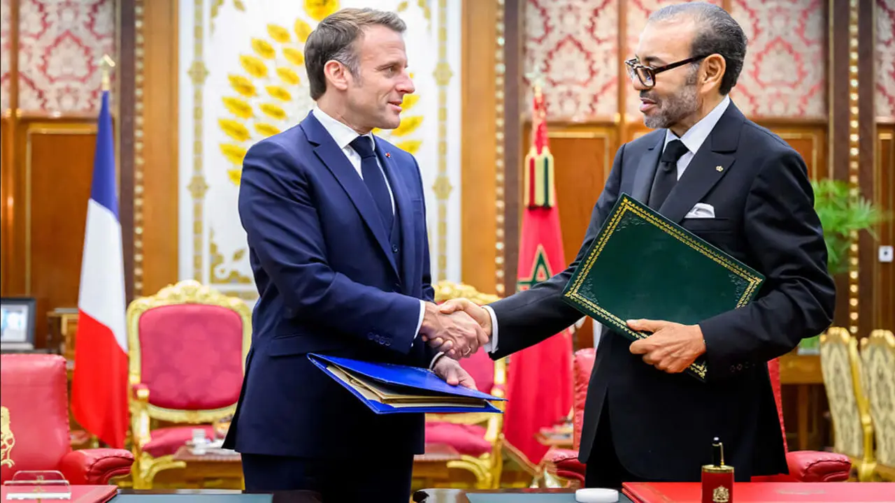 El rey de Marruecos, Mohammed VI, y el presidente franc&eacute;s, Emmanuel Macron, se estrechan la mano en Rabat, Marruecos, el 28 de octubre de 2024 - PHOTO/ Agencia de Noticias Marroqu&iacute; Distribuido v&iacute;a REUTERS