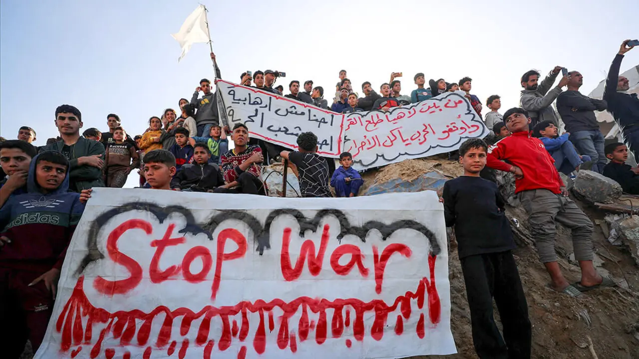 Protesta para exigir el fin de la guerra, coreando consignas contra Hamás, en Beit Lahiya, el 26 de marzo de 2025 - PHOTO/ REUTERS