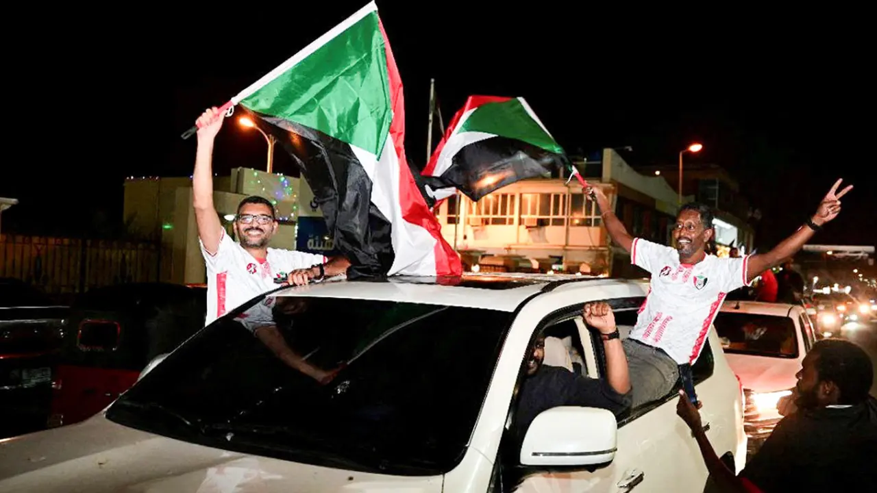 Ciudadanos sudaneses celebran en una calle después de que el Ejército sudanés profundizara su control sobre la capital, Jartum, ante las Fuerzas de Apoyo Rápido (FAR), en Puerto Sudán, Sudán, el 27 de marzo de 2025 - REUTERS/IBRAHIM MOHAMMED ISHAK