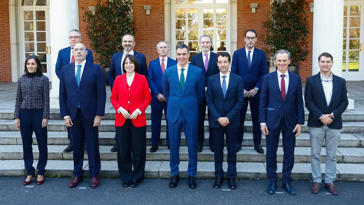 El presidente Sánchez ha designado a su asesor económico, Manuel de la Rocha, a la derecha, en primera fila, para recoger las contribuciones de ministerios y de empresarios de defensa, espacio y ciberseguridad -&nbsp;PHOTO/Pool Moncloa-José Manuel Álvarez&nbsp;