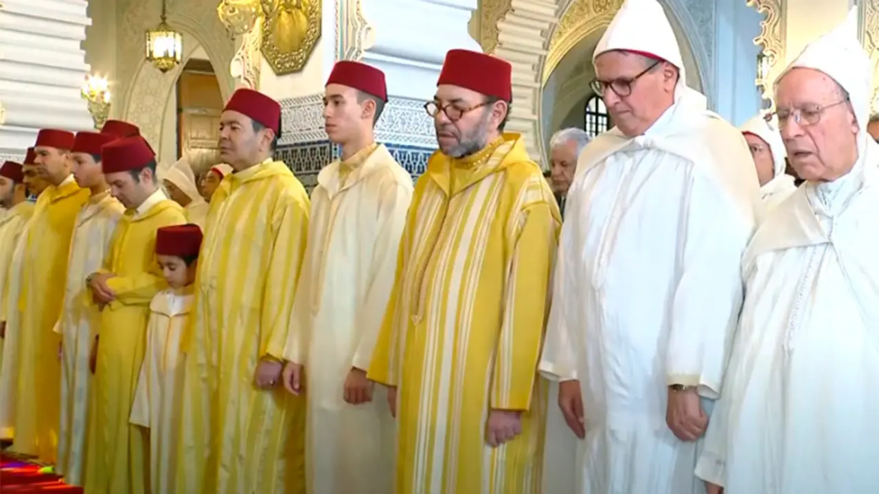 Mohamed VI, rey de Marruecos; junto al Príncipe Heredero, Moulay El Hassan; el imán de la mezquita de Ahl Fez de Rabat,&nbsp;Amir Al-Muminin; y el primer ministro de Marruecos, Aziz Akhannouch - PHOTO/REDES SOCIALES