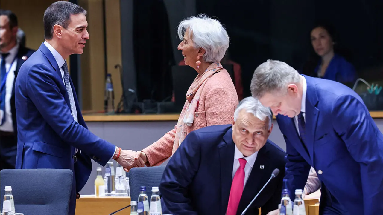 <p>El presidente del Gobierno español, Pedro Sánchez, y la presidenta del Banco Central Europeo (BCE), Christine Lagarde, se estrechan la mano cerca del primer ministro húngaro, Viktor Orban, y el primer ministro eslovaco, Robert Fico, el día de una cumbre de la Unión Europea en Bruselas, Bélgica, el 20 de marzo de 2025 - REUTERS/YVES HERMAN&nbsp;</p>
