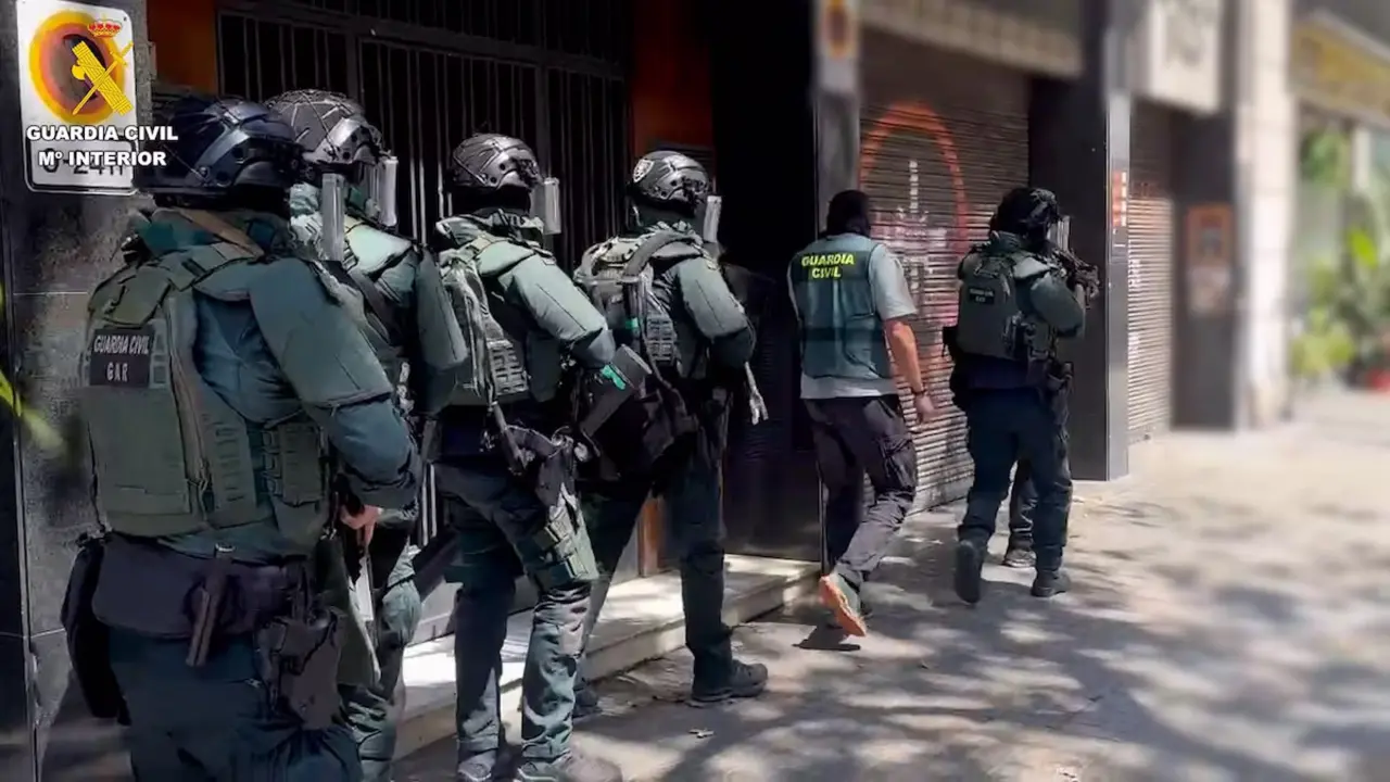Agentes de la Guardia Civil en una operación antiterrorista contra una estructura para fabricar drones de Hezbolá - PHOTO/ @guardiacivil