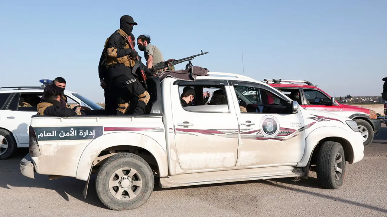 Personal del ejército sirio viaja en un vehículo militar rumbo a Latakia para unirse a la lucha contra los combatientes vinculados al derrocado líder sirio Bashar al-Assad, en Alepo, Siria, el 7 de marzo de 2025 - REUTERS/ MAHMOUD HASSANO
