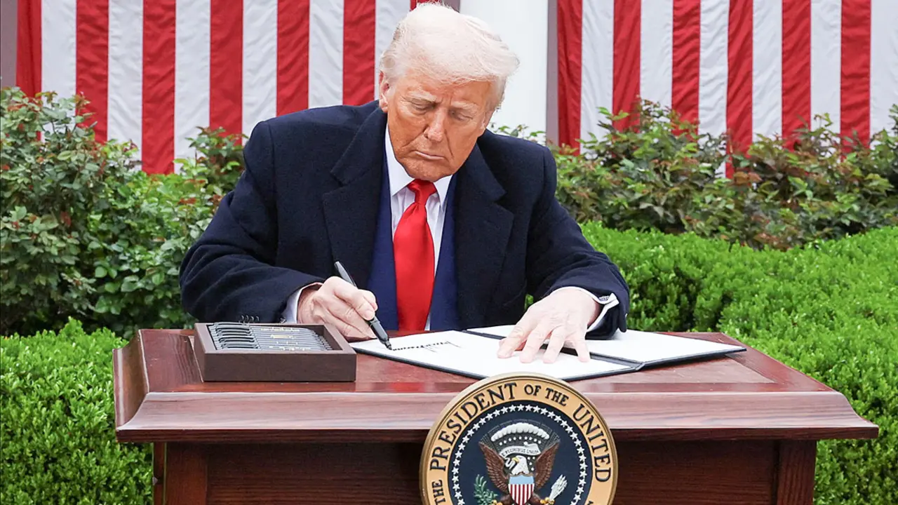 El presidente estadounidense Donald Trump firma una orden ejecutiva sobre aranceles, en el jardín de rosas de la Casa Blanca en Washington, DC, EE. UU., el 2 de abril de 2025 - REUTERS/ LEAH MILLIS