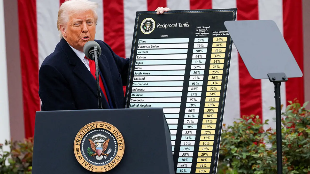 El presidente estadounidense Donald Trump pronuncia un discurso sobre los aranceles en el Jardín de Rosas de la Casa Blanca en Washington, D.C., EE. UU., el 2 de abril de 2025 - REUTERS/ CARLOS BERRIA