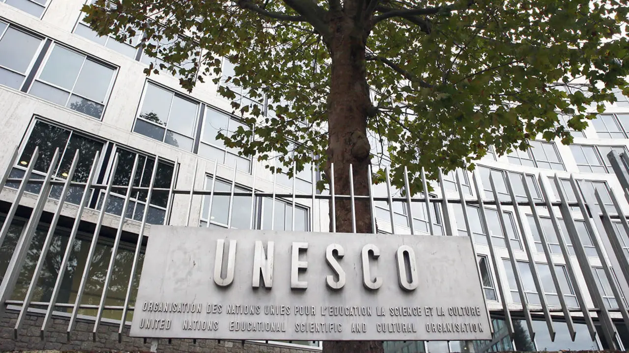 La Organización de las Naciones Unidas para la Educación, la Ciencia y la Cultura aparece en la entrada de la sede de la UNESCO en París - AP/FRANCOIS MORI