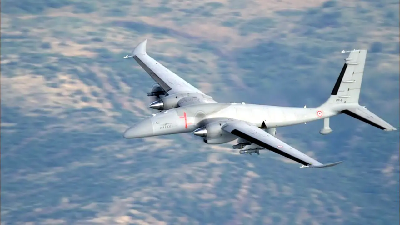 Dron turco Bayraktar sobrevolando - PHOTO/@Rebel_AlKurdi