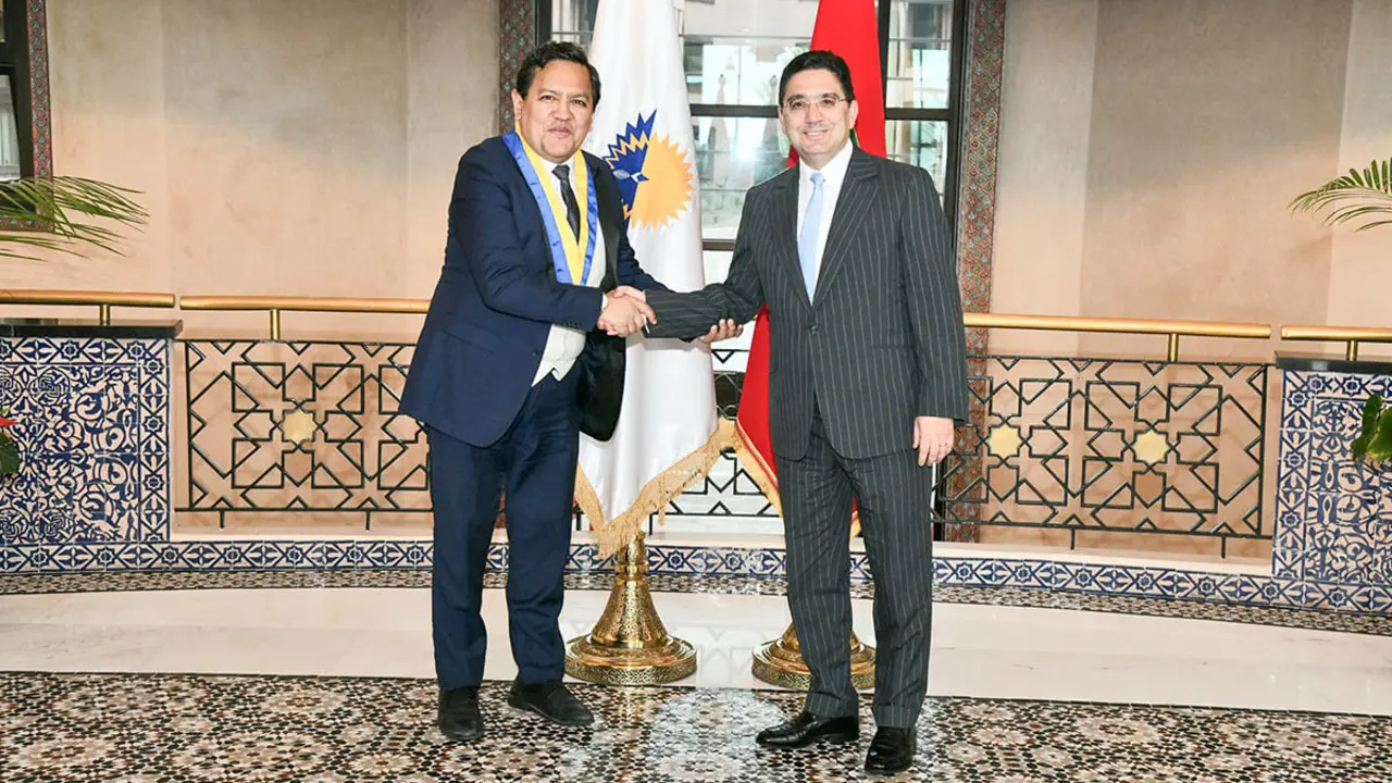 <p>Nasser Bourita junto al presidente del Parlamento Andino, Gustavo Pacheco Villar, quien expresó su pleno apoyo a la integridad territorial y la soberanía de Marruecos sobre todo su territorio, incluida la región del Sahara - PHOTO/@MarocDiplomatie</p>
