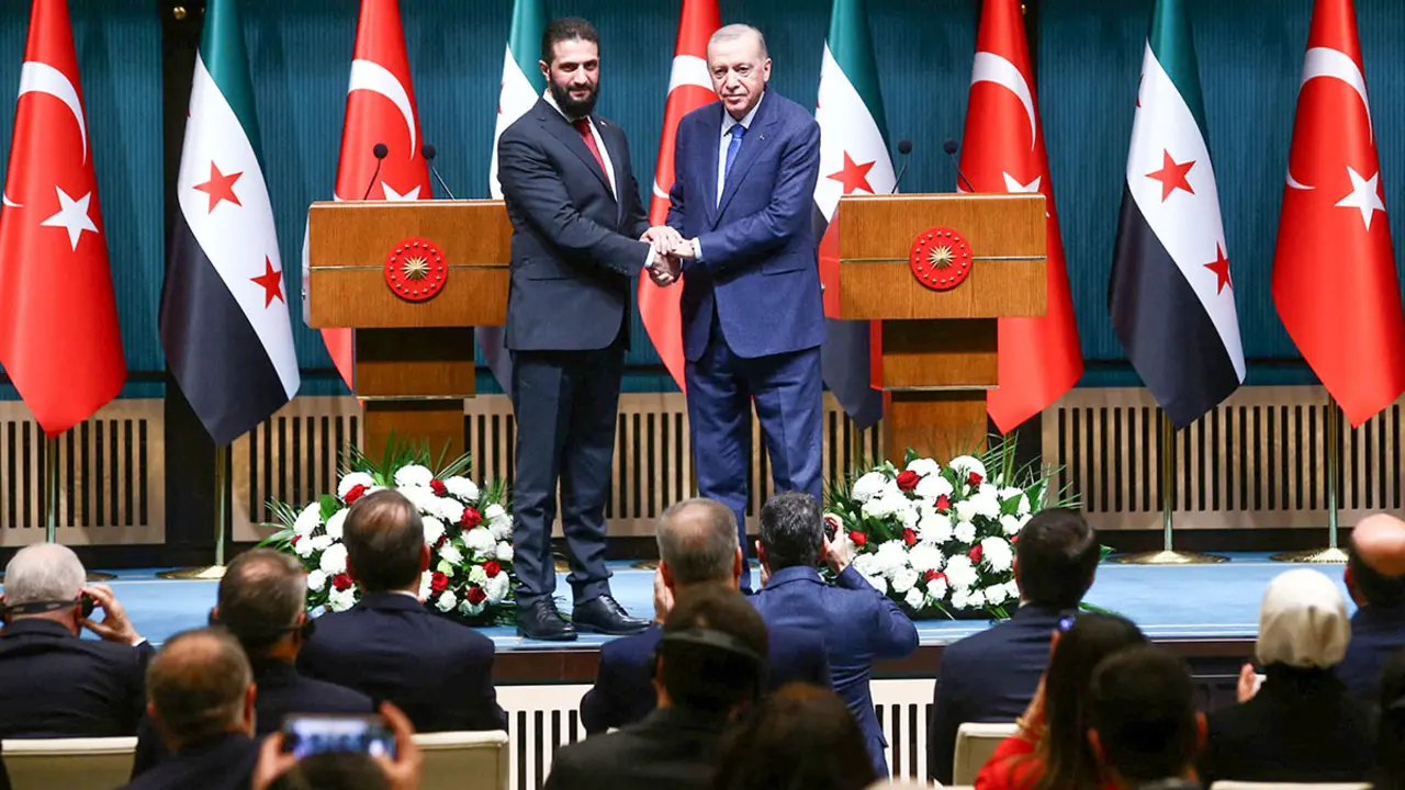 <p>El presidente de Siria para una fase de transición, Ahmed al-Sharaa, y el presidente de Turquía, Tayyip Erdogan, posan mientras se estrechan la mano después de una conferencia de prensa conjunta en el Palacio Presidencial en Ankara, Turquía, el 4 de febrero de 2025 - REUTERS/ CAGLA GURDOGAN
