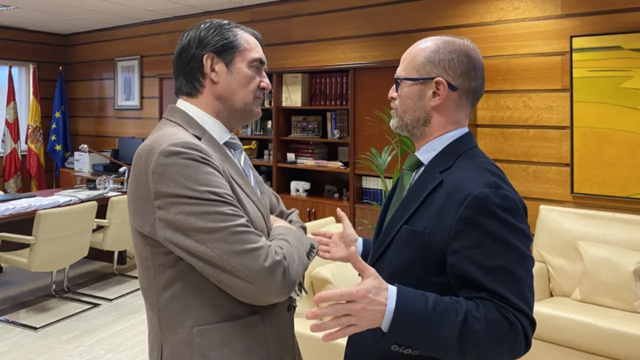 El consejero de Medio Ambiente de la Junta de Castilla y León, Juan Carlos Suárez-Quiñones, y el delegado de Iberdrola España en Castilla y León, Miguel Calvo – PHOTO/IBERDROLA