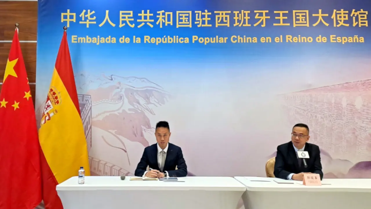Dominic Leung Lap-hang (izda.), director de comunicación de la Oficina de Inmigración de Hong-Kong, junto a Benson Kwok Joon-fung (der.), director de Inmigración de la Región Administrativa Social de Hong-Kong – PHOTO/ENRIQUE FERNÁNDEZ