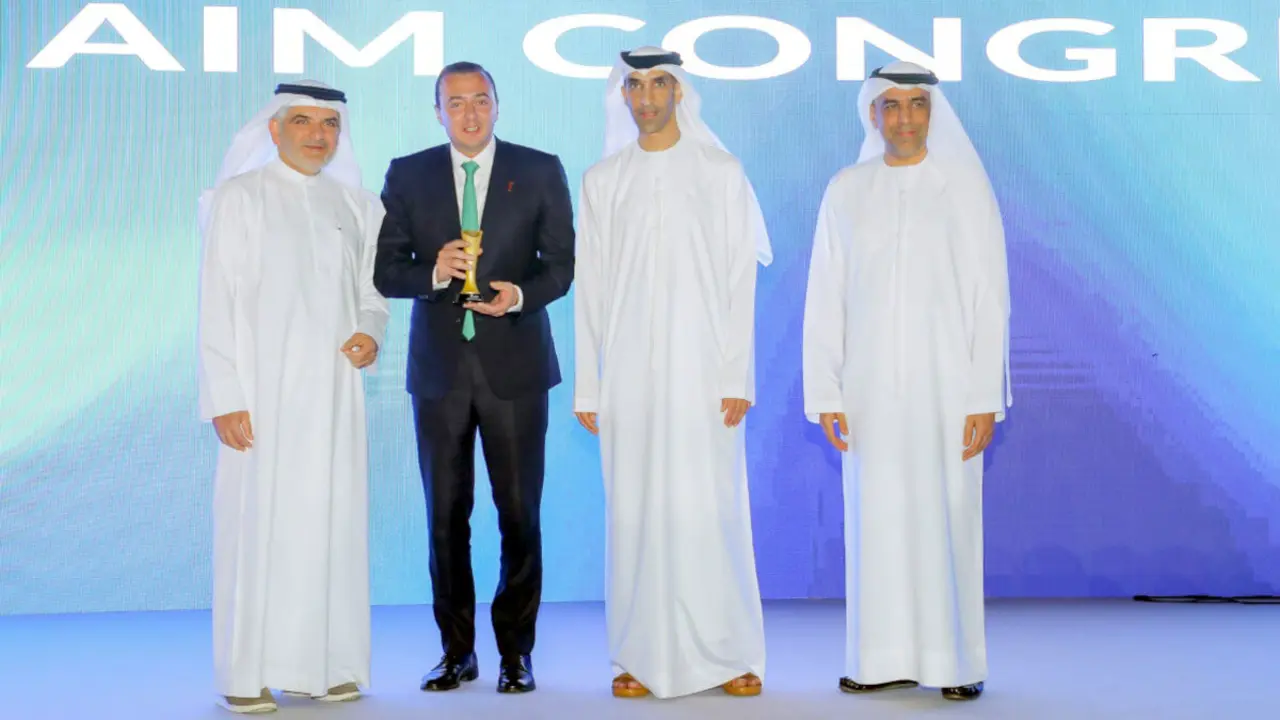 Ali Seddiki, director general de AMDIE, recogiendo el galardón a&nbsp;la Mejor Agencia de Promoción de Inversiones en la región MENA de 2025 en la 14º edición del AIM Congress de Abu Dabi, Emiratos Árabes Unidos - PHOTO/ AMDIE