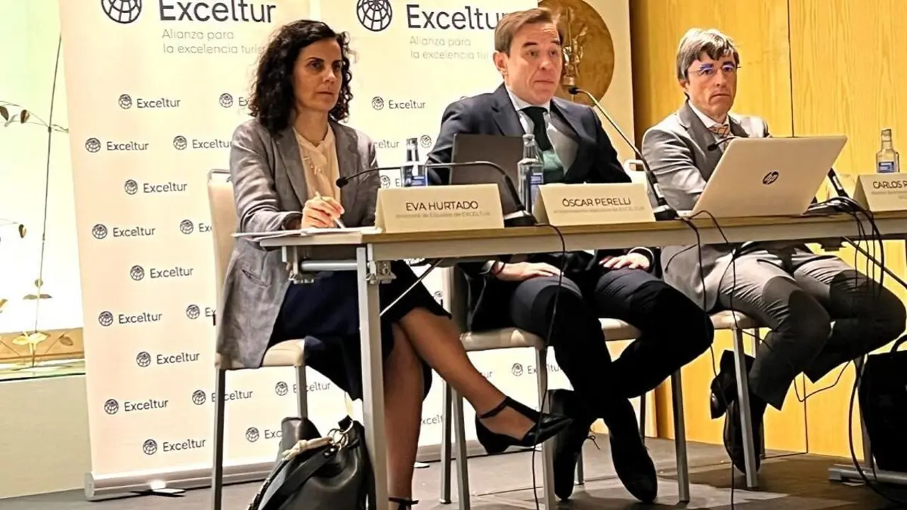 Eva Hurtado, directora de Estudios de EXCELTUR y&nbsp;Óscar Perelli, vicepresidente ejecutivo de EXCELTUR