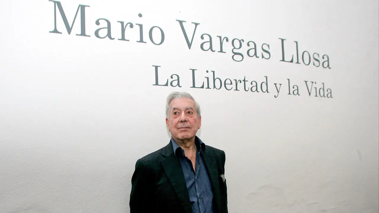 El escritor peruano Mario Vargas Llosa asiste a la Feria Internacional del Libro en Guadalajara, México - REUTERS/ALEJANDRO ACOSTA