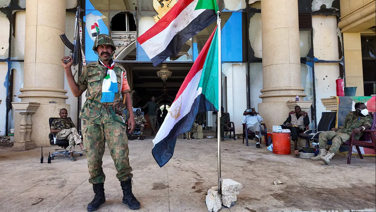 Miembros del Ejército sudanés se encuentran en el palacio presidencial, después de que el Ejército sudanés dijera que había tomado el control del edificio, en la capital de Jartum, Sudán, el 24 de marzo de 2025 - REUTERS/EL TAYEB SIDDIG