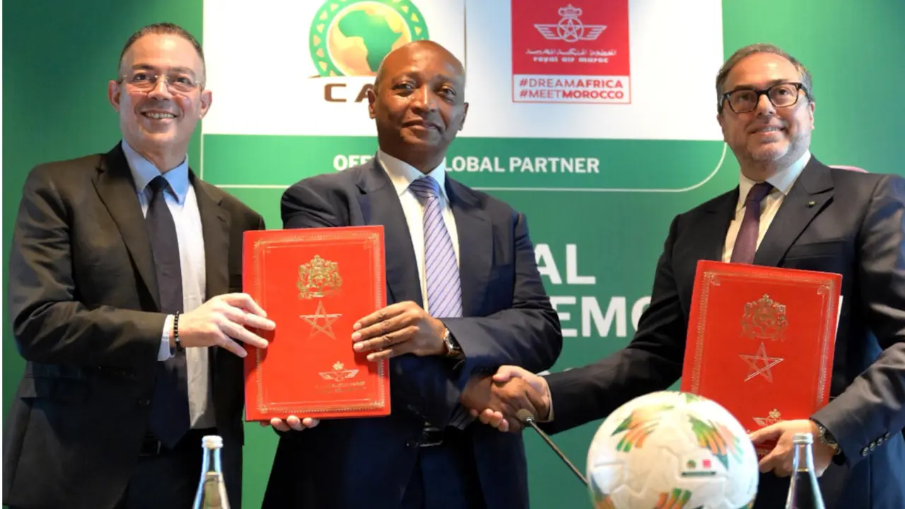 Fouzi Lekjaa, presidente de la Real Federación Marroquí de Fútbol; Patrice Mostepe, presidente de la Confederación Africana de Fútbol; y Hamid Addou, presidente de Royal Air Maroc, posan tras la firma de los acuerdos de exclusividad de la aerolínea marroquí, el 19 de abril de 2025 - PHOTO/CONFEDERACIÓN AFRICANA DE FÚTBOL
