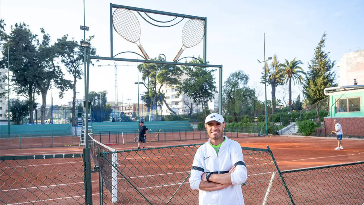 Mohamed Ben Hammou, director técnico del Club Deportivo M’Sallah Garden, situado en el centro de Tánger y uno de los primeros en inaugurarse en esta ciudad - ATALAYAR/GUILLERMO LÓPEZ