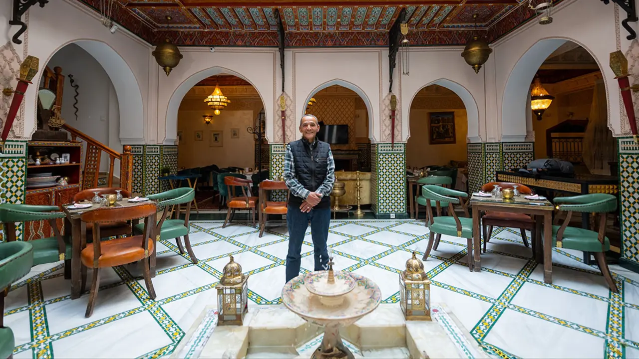 Majid Abdelmadjid, guía oficial de Palais Zahia y guía oficial del Ministerio de Turismo a nivel nacional  - ATALAYAR/GUILLERMO LÓPEZ