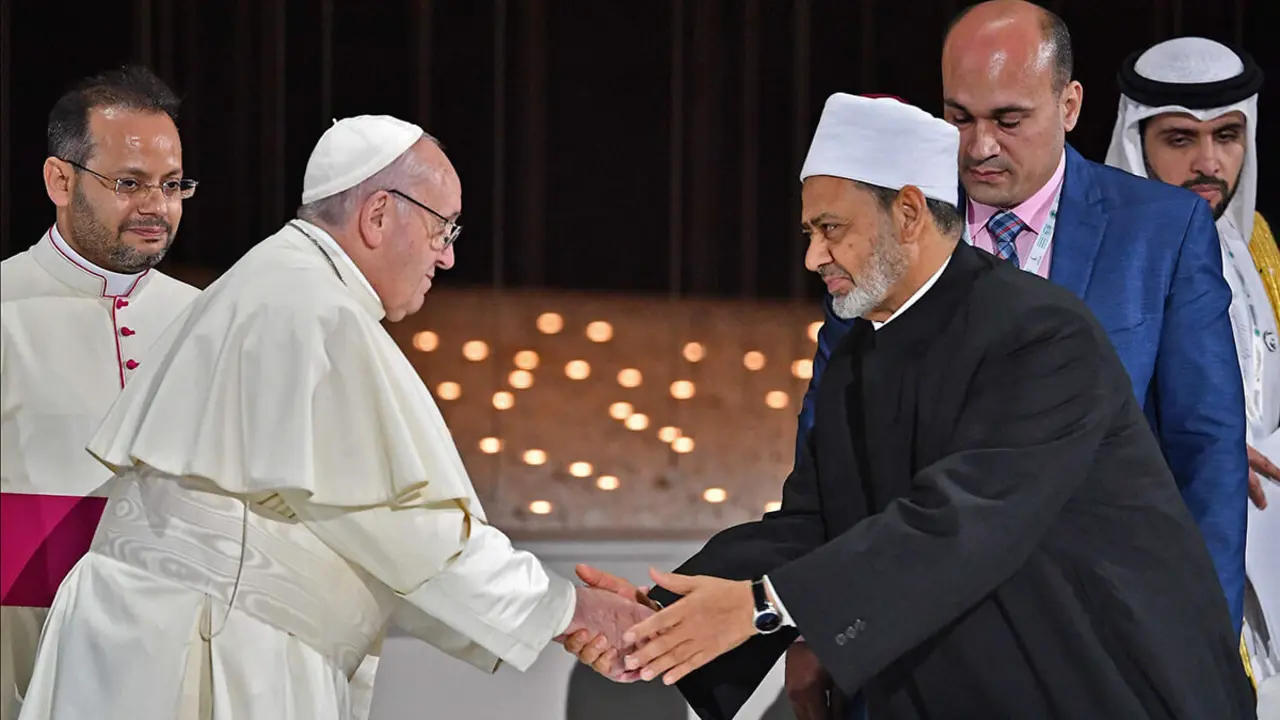 El Papa Francisco (2.º por la izq.) saluda al Gran Imán Azhar de Egipto, el Jeque Ahmed al-Tayeb (3.º por la der.), tras la firma de documentos durante la Reunión de la Fraternidad Humana en el Monumento a los Fundadores de Abu Dabi el 4 de febrero de 2019 - PHOTO/ ARCHIVO