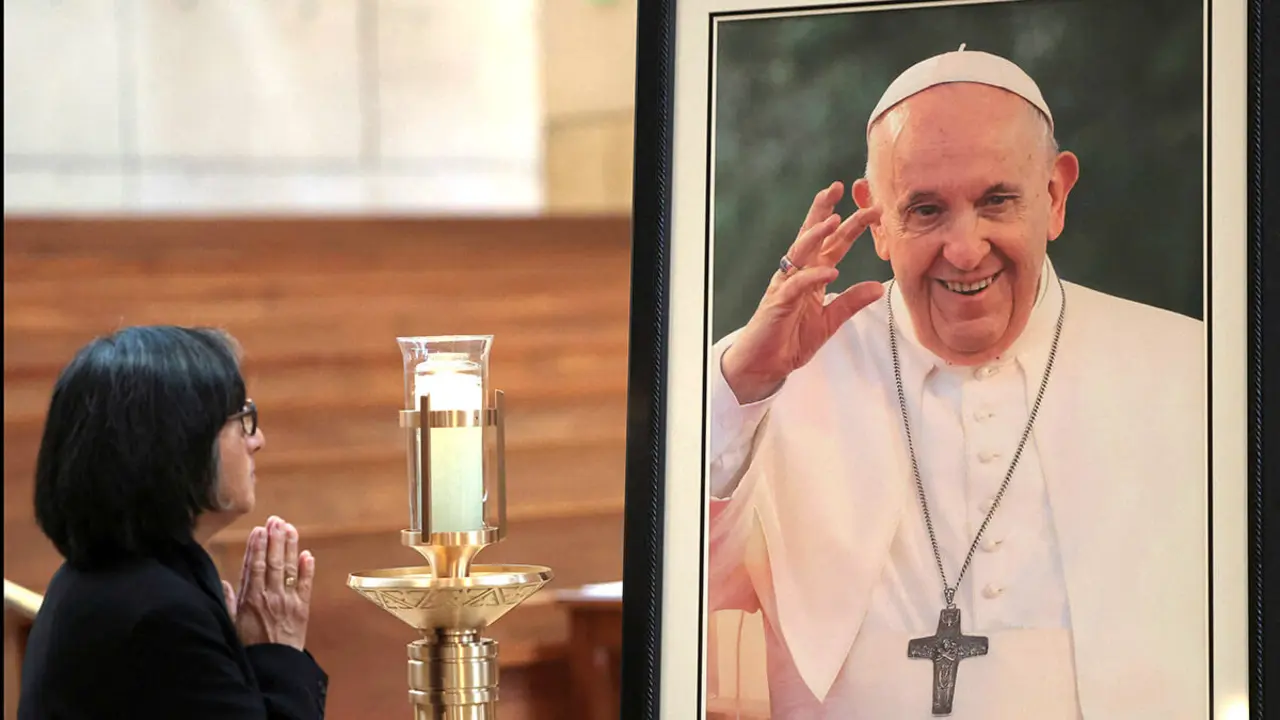 Retrato del Papa Francisco, exhibido en la Catedral de Nuestra Señora de los Ángeles, luego de la muerte del pontífice, en Los Ángeles, California, EE. UU., el 21 de abril de 2025 - REUTERS/ MARIO ANZUONI