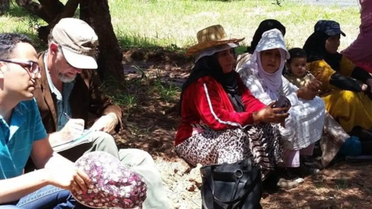 El antiguo voluntario del Cuerpo de Paz Mark Apel (segundo por la izquierda) regresa a Marruecos como voluntario del programa Farmer-to-Farmer de USAID para asesorar sobre el desarrollo agrícola en la provincia donde prestó servicio anteriormente (Foto de Rachid Montassir, 2020).