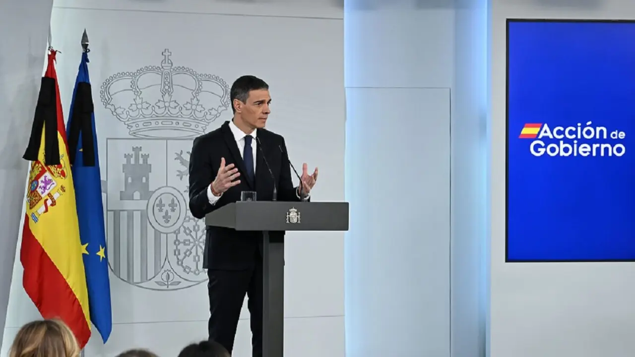 Sánchez augura que su propuesta va a incrementar el PIB entre un 0,4 y un 0,7 por ciento, la investigación y el desarrollo en casi un 18 por ciento y que creará en torno a 100.000 empleos -&nbsp;PHOTO/Pool Moncloa-Borja Puig de la Bellacasa