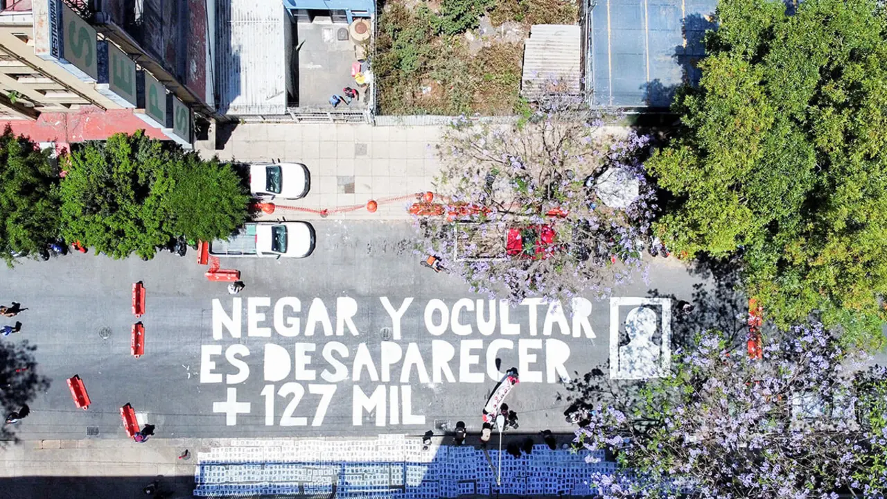 Una vista de dron muestra el mensaje Negar y ocultar es desaparecer +127 mil pintado por miembros de colectivos que buscan a personas desaparecidas frente al Senado mexicano - REUTERS/ RAQUEL CUNHA&nbsp;