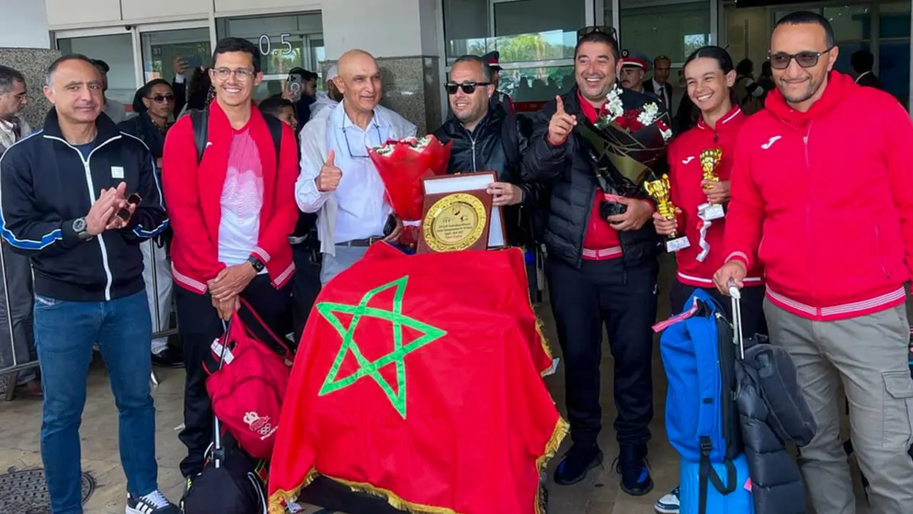 Delegación marroquí de tenis con los premios a mejor equipo, campeón femenino y campeón masculino del torneo Sub-18 de tenis celebrado por la Confederación Africana de Tenis - PHOTO/REAL FEDERACIÓN MARROQUÍ DE TENIS