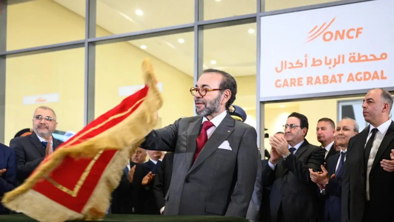 Mohamed VI, rey de Marruecos, durante la inauguración de la nueva línea de alta velocidad que unirá Kenitra con Marrakech, en la estación de Rabat