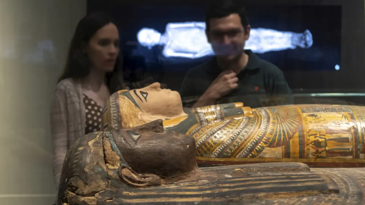 Visitantes observan una de las piezas expuestas en Momias de Egipto, una de las muestras más concurridas en CaixaForum Sevilla. © Fundación "la Caixa"