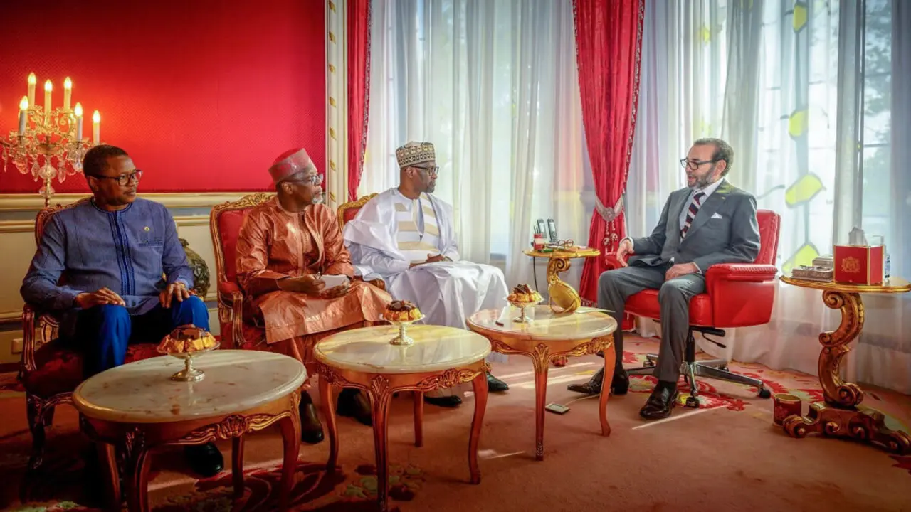 Los ministros de Exteriores de Burkina Faso, Mali y Níger agradecieron este lunes al rey Mohamed VI -quien los recibió en Rabat- su iniciativa para favorecer el acceso de los países del Sahel al océano Atlántico, en un contexto de crisis con Argelia y ruptura con su entorno subsahariano. Karamoko Jean Marie Traoré, Abdoulaye Diop y Bakary Yaou Sangaré -ministros de Asuntos Exteriores de Burkina Faso, Malí y Níger, respectivamente- expresaron su "gratitud" al monarca durante una recepción en el Palacio Real de Rabat. EFE/MAP SÓLO USO EDITORIAL, PERMITIDO SU USO SÓLO EN RELACIÓN A LA INFORMACIÓN QUE APARECE EN EL PIE DE FOTO (CRÉDITO OBLIGATORIO)