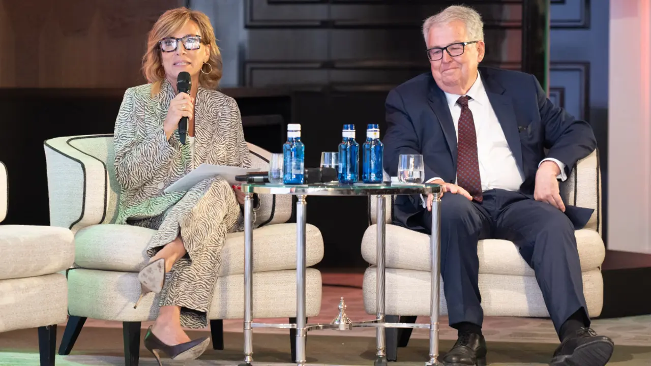Mireia Arroyo, directora de Asuntos Institucionales, Comunicación y Marketing de Gestamp y&nbsp;Francisco Gil Comes, presidente de Gil Comes - ATALAYAR/GUILLERMO LÓPEZ