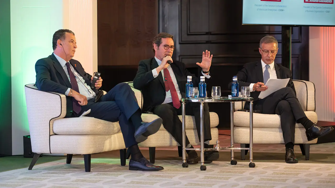 Presidente de la Confederación Española de Organizaciones Empresariales (CEOE), Antonio Garamendi, presidente de la Confederación General de Empresas de Marruecos (CGEM), Chakib Alj, moderada por Adil Rais, copresidente del Consejo Económico Marruecos-España (CEMAES) - ATALAYAR/GUILLERMO LÓPEZ