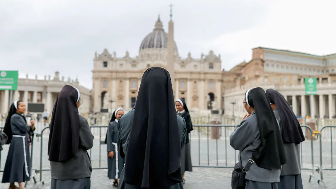 <p>Plaza de San Pedro en el Vaticano, antes del cónclave para elegir al próximo Papa, visto desde Roma, Italia, el 4 de mayo de 2025 - REUTERS/MURAD SEZER&nbsp;</p>
