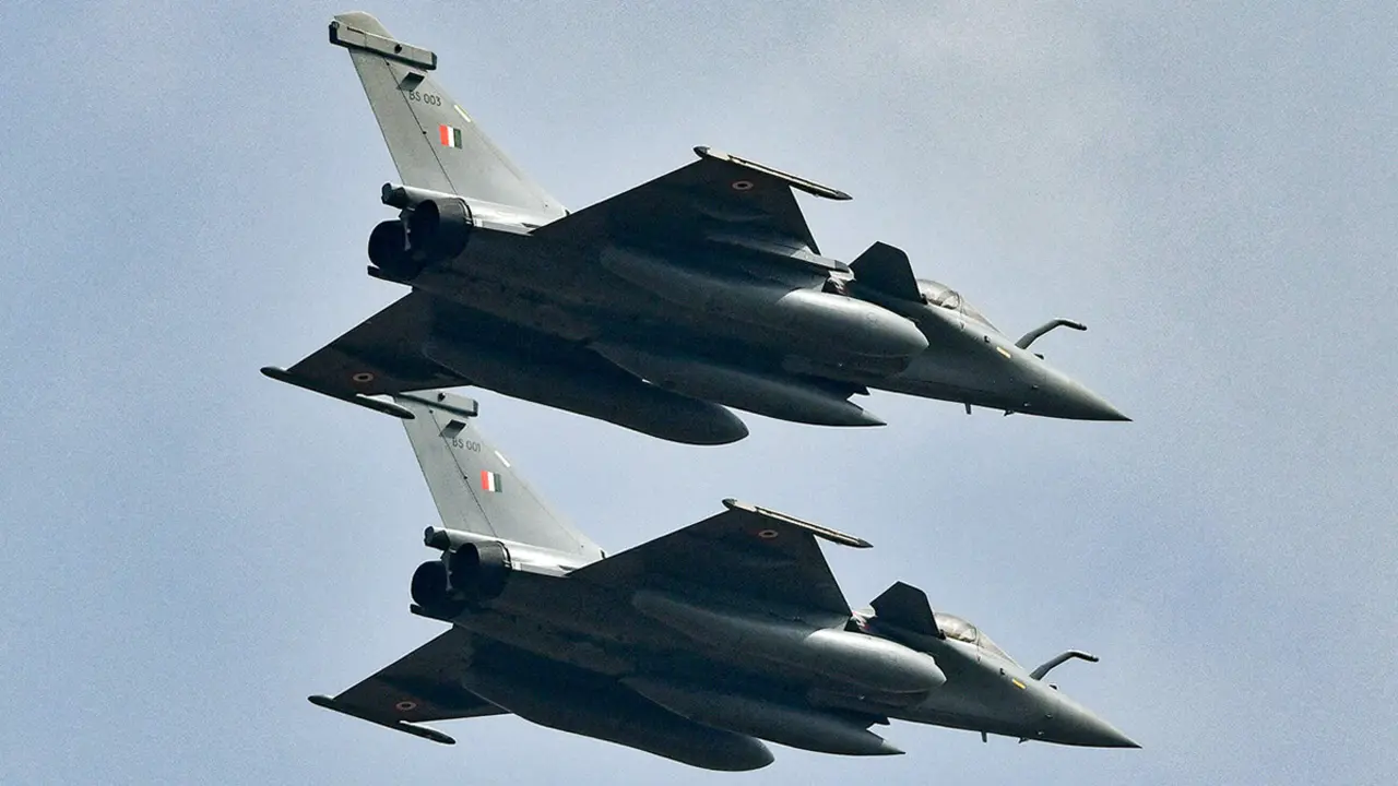 <p>Aviones de combate Rafale de la Fuerza Aérea India - REUTERS/SAMUEL RAJKUMAR&nbsp;</p>
