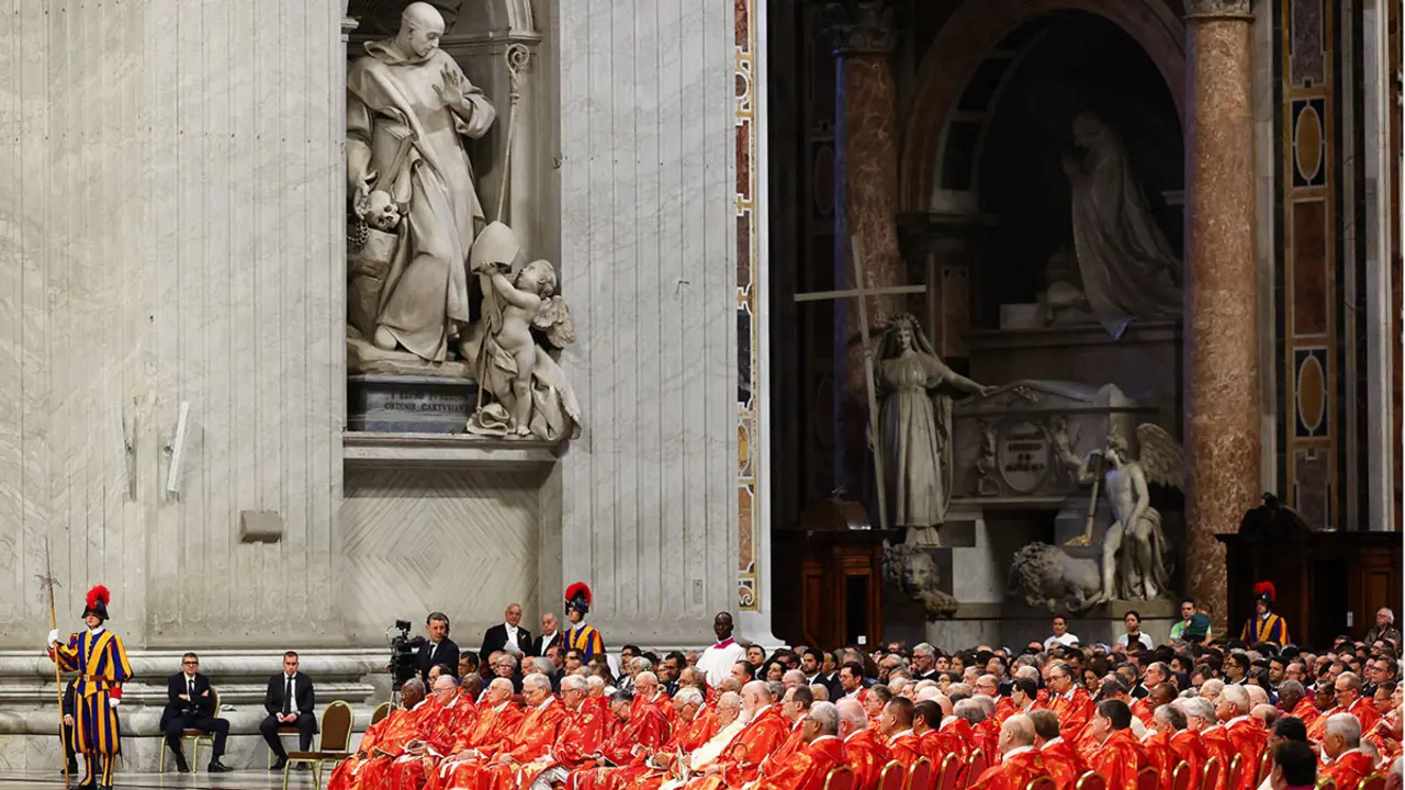 Cardenales asisten a la Santa Misa, celebrada para la elección del nuevo papa, presidida por el decano del Colegio Cardenalicio, el cardenal Giovanni Battista Re, en la Basílica de San Pedro, en el Vaticano, el 7 de mayo de 2025 - REUTERS/MURAD SEZER