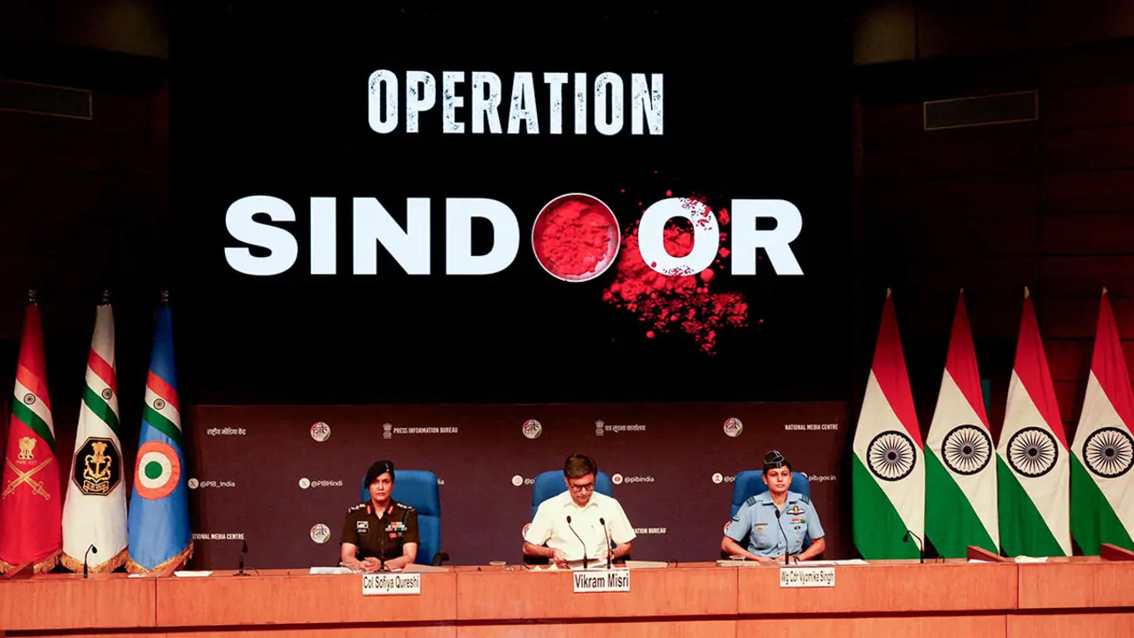 El secretario de Relaciones Exteriores de la India, Vikram Misri, junto con la coronel Sophia Qureshi y el comandante de ala Vyomika Singh, ofrece una conferencia de prensa tras los ataques militares de la India contra Pakistán, en Nueva Delhi, India, el 7 de mayo de 2025 - REUTERS/ PRIYANSHU SINGH
