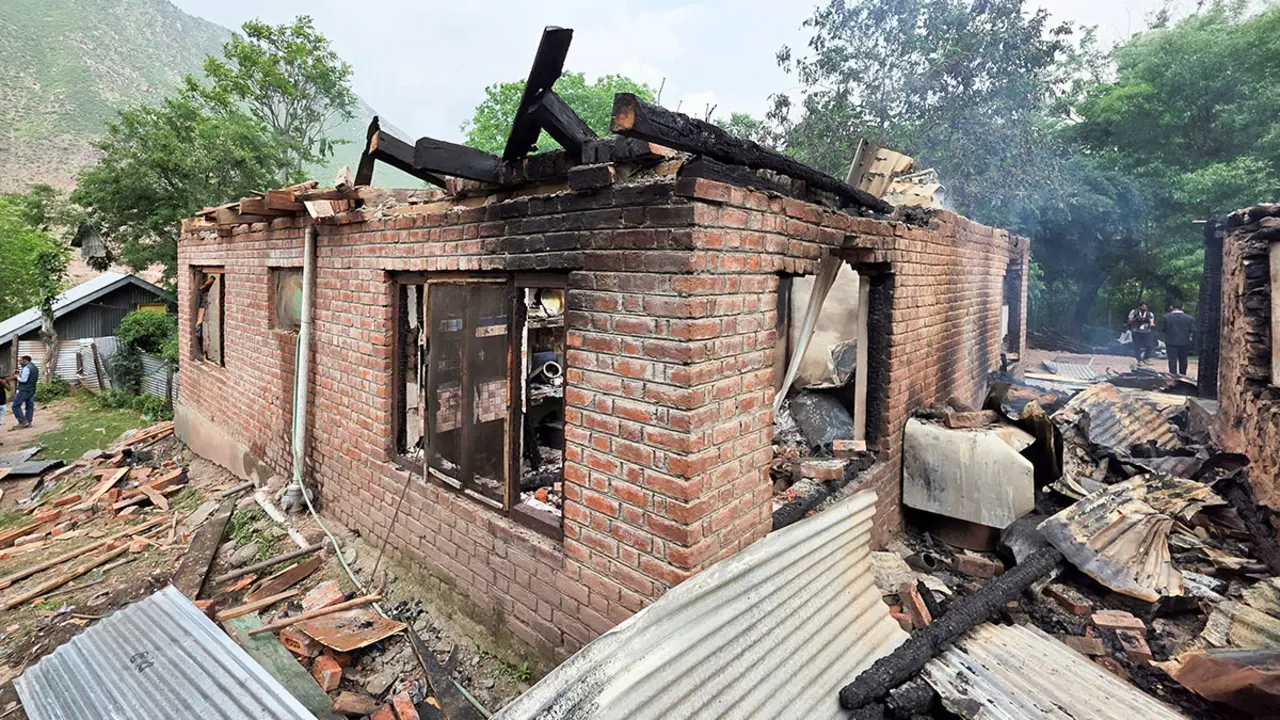 Una casa residencial es fotografiada después de que fuera dañada por un bombardeo transfronterizo en Salamabad, en el distrito de Baramulla de Cachemira administrado por India, el 7 de mayo de 2025 - PHOTO/ REUTERS