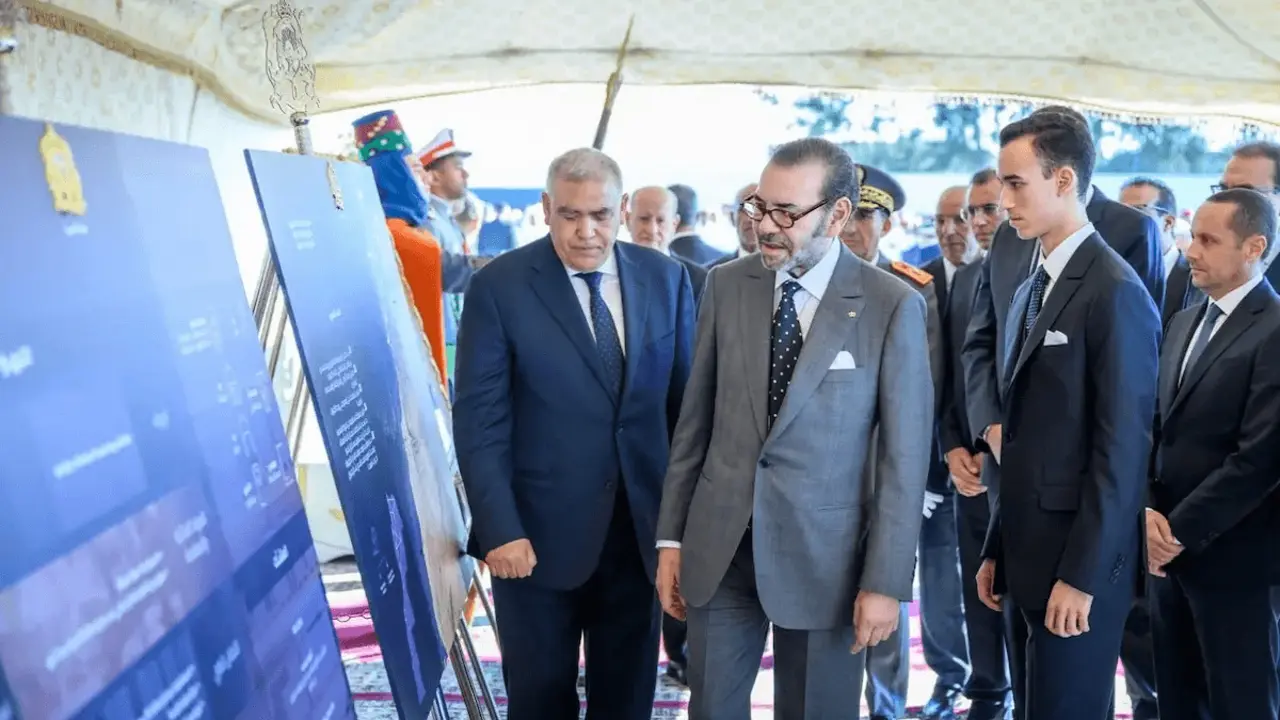 El rey Mohamed VI, acompañado del príncipe heredero Moulay El Hassan, en la presentación de &nbsp;la construcción de la plataforma de reservas de primera necesidad de la región de Rabat-Salé-Kénitra
