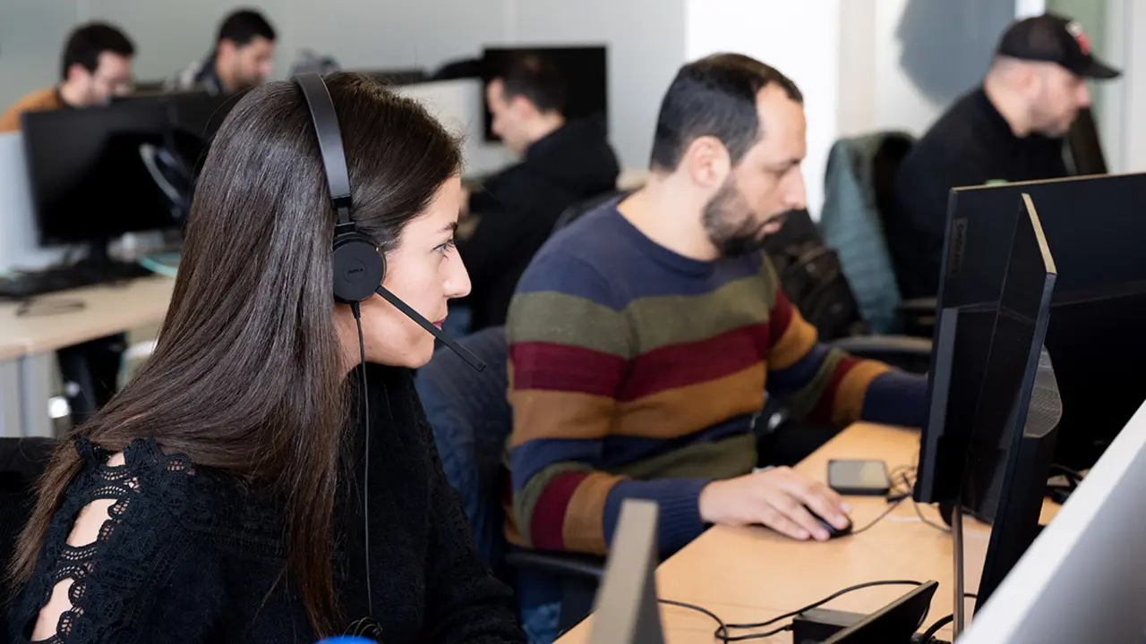 Parte del equipo de Satec en su centro de servicios en Tetu&aacute;n - ATALAYAR/ GUILLERMO L&Oacute;PEZ