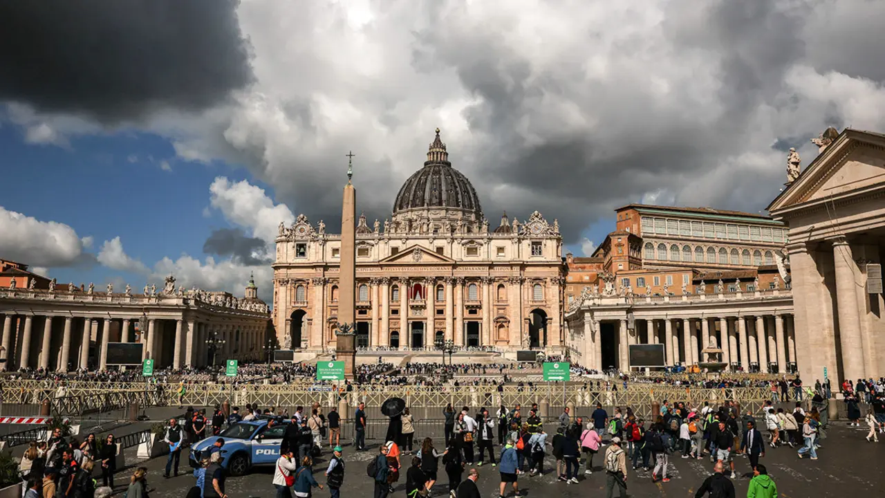 Plaza de San Pedro y la Basílica de San Pedro, en el segundo día del cónclave para elegir al nuevo Papa, visto desde Roma, Italia, el 8 de mayo de 2025 - REUTERS/ALKIS KONSTANTINIDIS