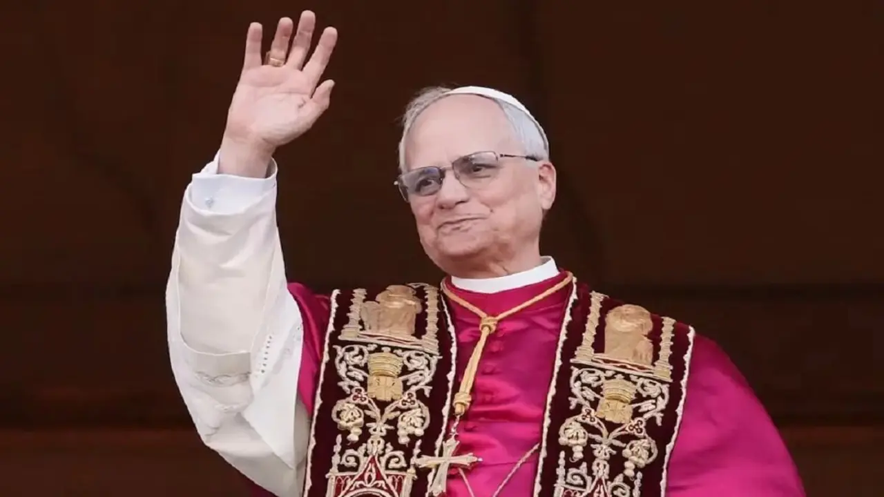 El nuevo Papa León XIV, el cardinal Robert F. Prevost, durante su primera aparición como pontífice en el balcón central de la basílica de San Pedro, este jueves - ALESSANDRA TARANTINO/AP